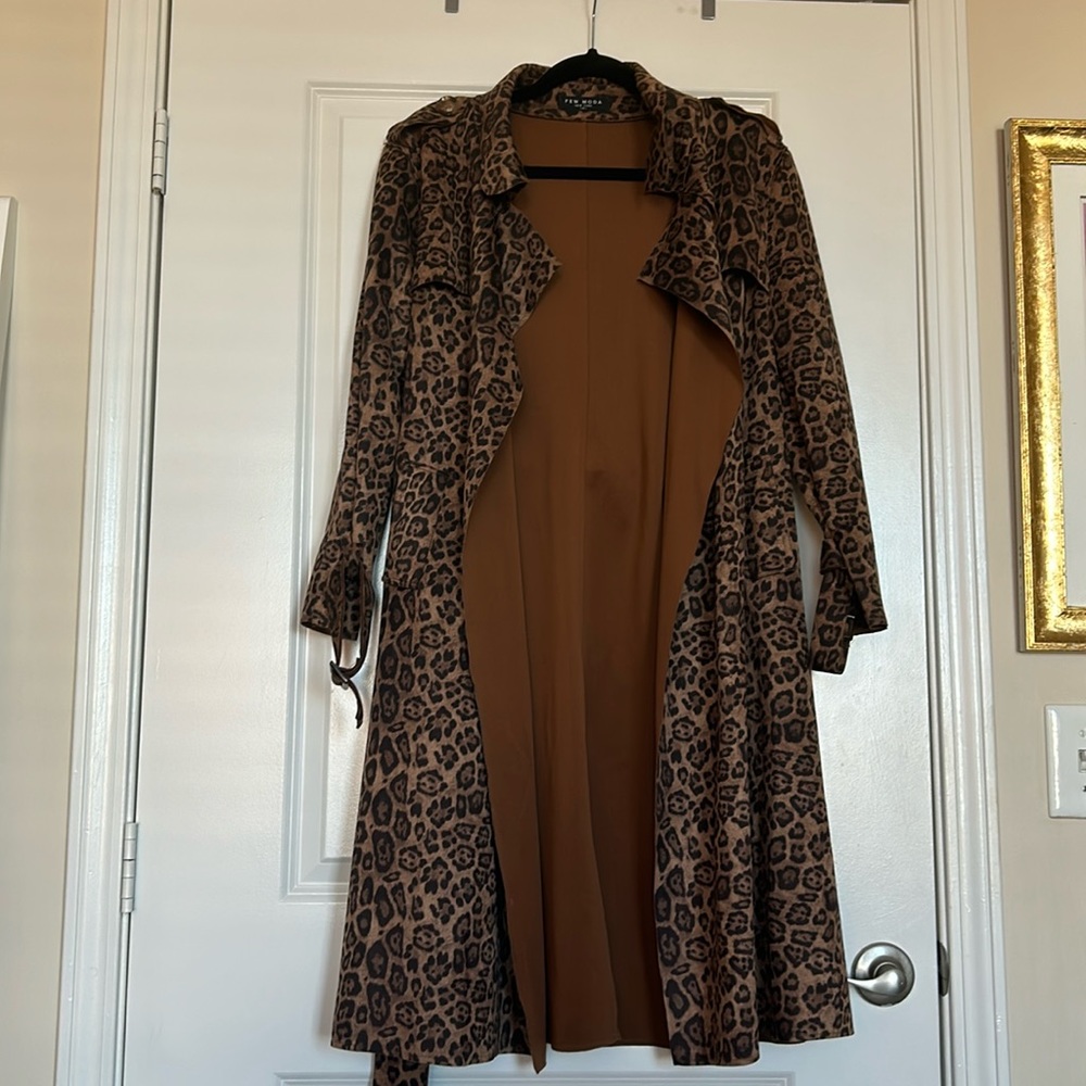 Few moda size M Cheetah print lightweight trenchcoat